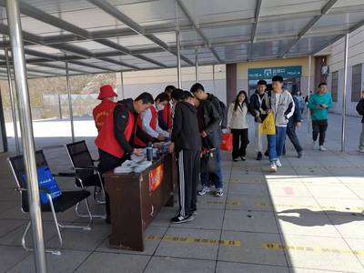 五一假期我市在高鐵高速口設(shè)立旅游志愿者服務(wù)站，暖心服務(wù)助力旅游體驗(yàn)